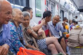 Vegetable Farmers Take Metro to Sell Vegetables in Chongqing