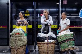 Vegetable Farmers Take Metro to Sell Vegetables in Chongqing
