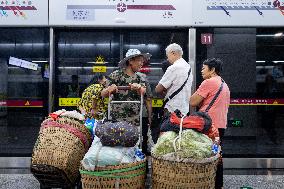 Vegetable Farmers Take Metro to Sell Vegetables in Chongqing