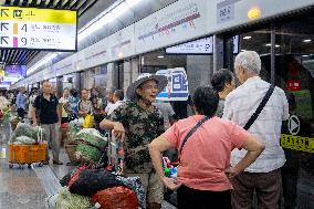 Vegetable Farmers Take Metro to Sell Vegetables in Chongqing