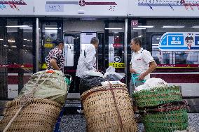 Vegetable Farmers Take Metro to Sell Vegetables in Chongqing