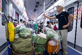 Vegetable Farmers Take Metro to Sell Vegetables in Chongqing