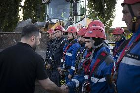 Zelenskyy Paid Tribute to the Victims of the Russian Strike in Kyiv - Ukraine