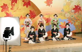 Geiko, maiko entertainers photo shoot