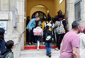 Elisabeth Borne Visit Elementary School - Paris