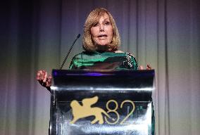 Venice - Kim Novak Receives Kim Novak Golden Lion for Lifetime Achievement