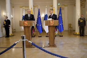 Liettuan presidentti Gitanas Naus da on vierailulla Suomessa, mediatilaisuus