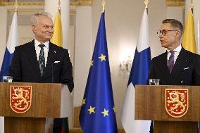 Liettuan presidentti Gitanas Naus da on vierailulla Suomessa, mediatilaisuus