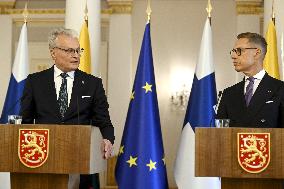 Liettuan presidentti Gitanas Naus da on vierailulla Suomessa, mediatilaisuus