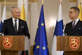 Liettuan presidentti Gitanas Naus da on vierailulla Suomessa, mediatilaisuus