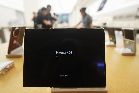 Huawei Mate XTs Triple Folding Smartphone