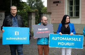 Protest against the vehicle tax