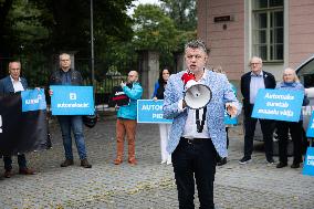 Protest against the vehicle tax