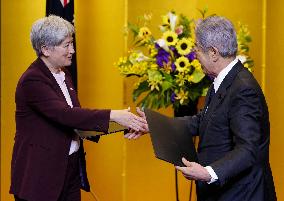 Australian foreign minister in Japan