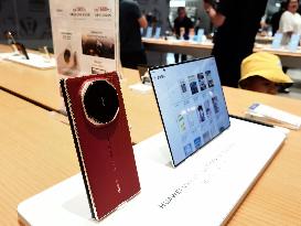 Huawei Mate XTs Smartphone