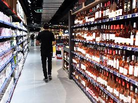 Illustration - Wine Bottles in Supermarket - Paris