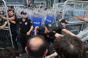 Turkey's Main Opposition Party Headquarters Under Police Blockade - Turkey