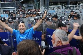 Turkey's Main Opposition Party Headquarters Under Police Blockade - Turkey