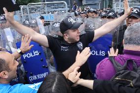 Turkey's Main Opposition Party Headquarters Under Police Blockade - Turkey