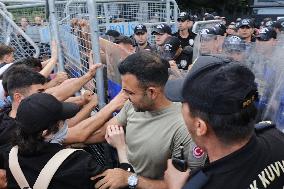 Turkey's Main Opposition Party Headquarters Under Police Blockade - Turkey