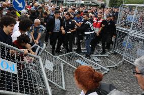 Turkey's Main Opposition Party Headquarters Under Police Blockade - Turkey