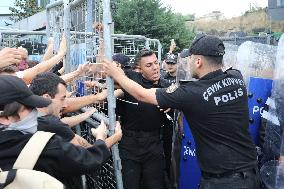 Turkey's Main Opposition Party Headquarters Under Police Blockade - Turkey