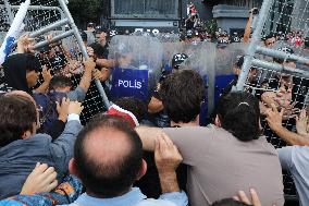Turkey's Main Opposition Party Headquarters Under Police Blockade - Turkey