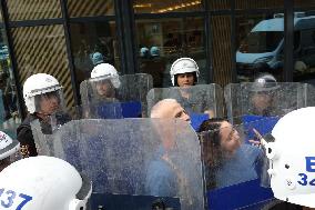 Turkey's Main Opposition Party Headquarters Under Police Blockade - Turkey