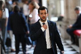 French Government Collapses as MPs Vote to Oust PM - Paris