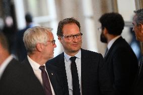 French Government Collapses as MPs Vote to Oust PM - Paris