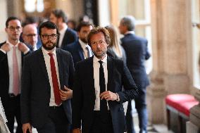 French Government Collapses as MPs Vote to Oust PM - Paris