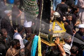 Kashmiri Shiites Mark Muharram Mourning - India