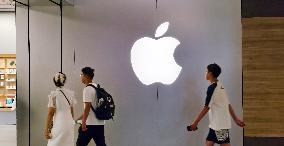 Apple Lowers iPhone 16 Price