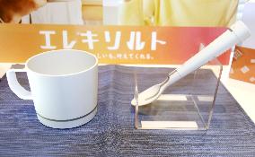 Cup and spoon to enhance salty taste