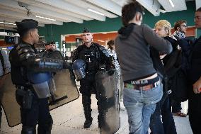Bloquons-tout At Gare du Nord - Paris
