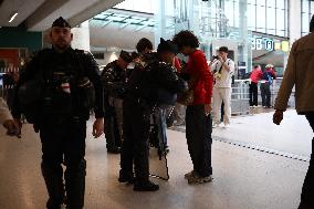 Bloquons-tout At Gare du Nord - Paris