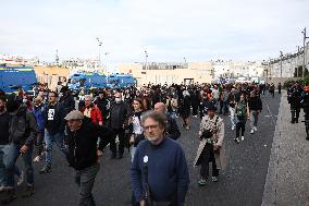 Bloquons-Tout At The Gare du Nord - Paris