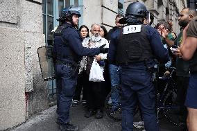 Bloquons-Tout At The Gare du Nord - Paris