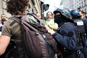 Bloquons-Tout At The Gare du Nord - Paris