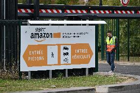 Bloquons Tout - Strike action at the Amazon Warehouse - Bretigny-Sur-Orge