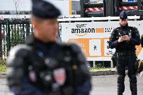 Bloquons Tout - Strike action at the Amazon Warehouse - Bretigny-Sur-Orge