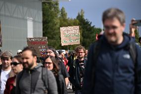 Bloquons Tout - Strike action at the Amazon Warehouse - Bretigny-Sur-Orge