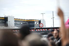 Bloquons Tout - Strike action at the Amazon Warehouse - Bretigny-Sur-Orge