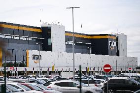 Bloquons Tout - Strike action at the Amazon Warehouse - Bretigny-Sur-Orge