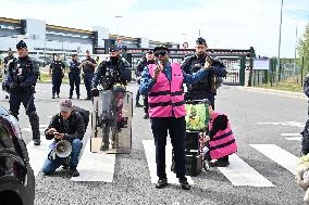 Bloquons Tout - Strike action at the Amazon Warehouse - Bretigny-Sur-Orge