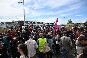 Bloquons Tout - Strike action at the Amazon Warehouse - Bretigny-Sur-Orge