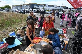 Bloquons Tout - Strike action at the Amazon Warehouse - Bretigny-Sur-Orge