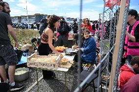 Bloquons Tout - Strike action at the Amazon Warehouse - Bretigny-Sur-Orge