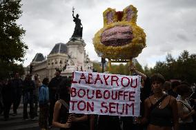 Bloquons-tout At Place de la Republique - Paris