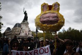 Bloquons-tout At Place de la Republique - Paris